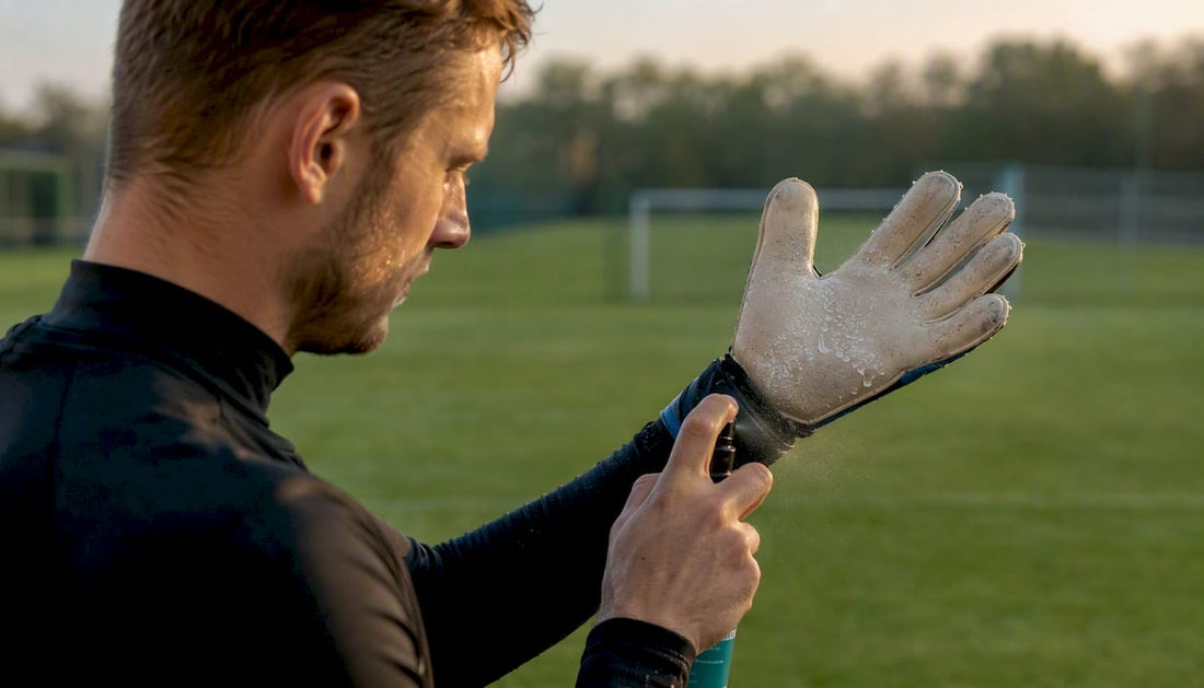 Der Torwart behandelt seine Handschuhe mit Grip-Spray, um besseren Halt zu bekommen.