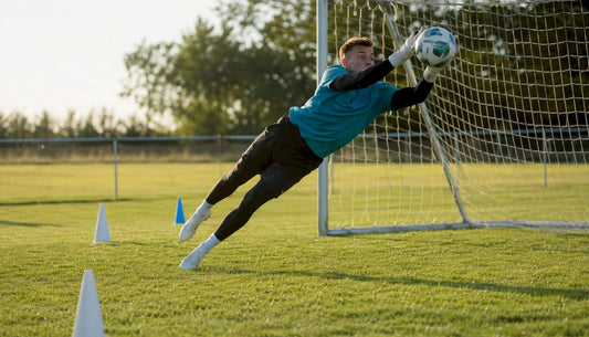 Torwart zeigt schnelle Reaktionen und fängt den Ball beim Reflextraining.